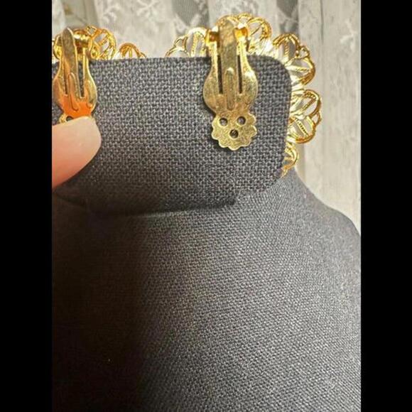 Vintage Floral Clip-On Earrings with Pink Flower and Gold Filigree Design - Picture 2 of 2